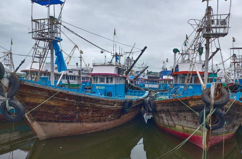 वेगवान वाऱ्यांनी रोखली मासेमारीची वाट