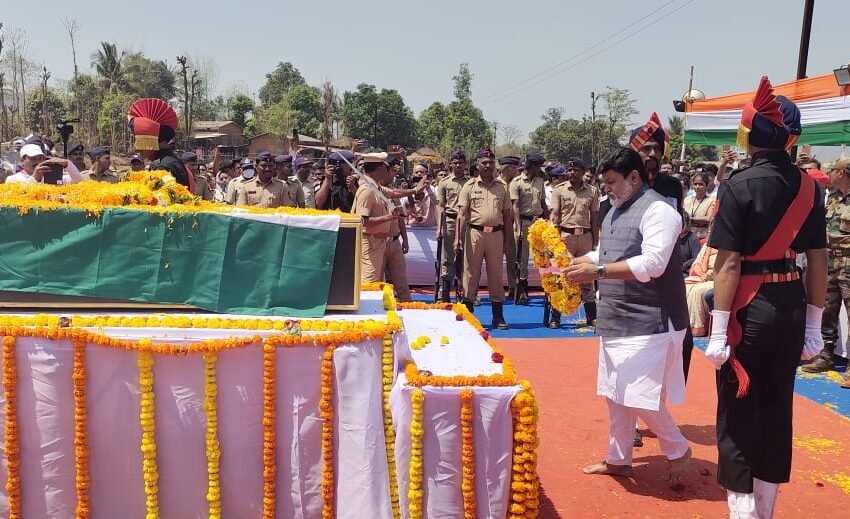  चिपळूण मोरवणे येथे शासकीय इतमामात सुभेदार अजय ढगळे यांच्यावर अंत्यसंस्कार