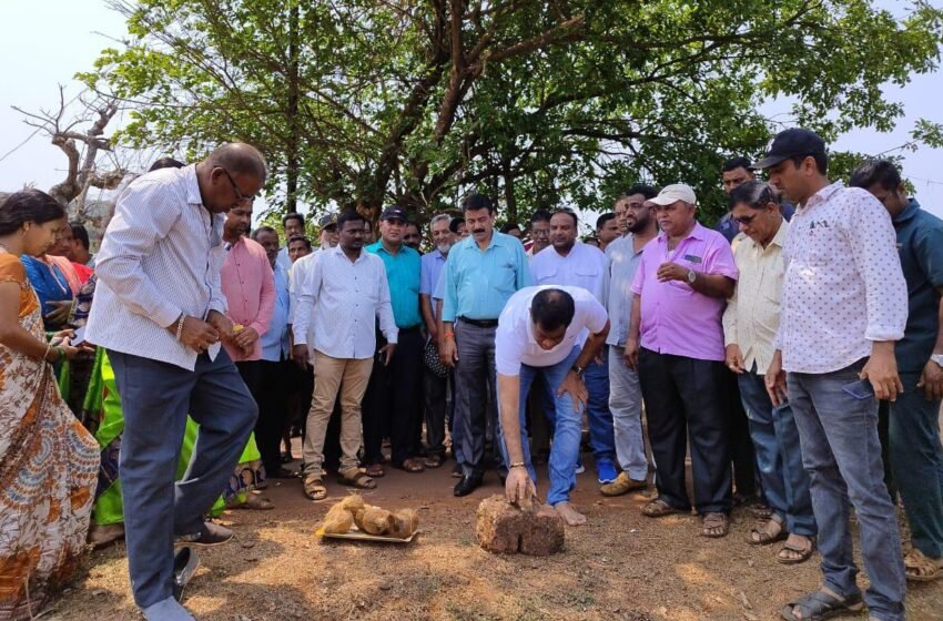 केळये येथील खाडीतील गाळ काढण्याच्या कामाचा शुभारंभ रत्नसिंधू समितीचे सदस्य किरण सामंत यांच्या हस्ते करण्यात आले