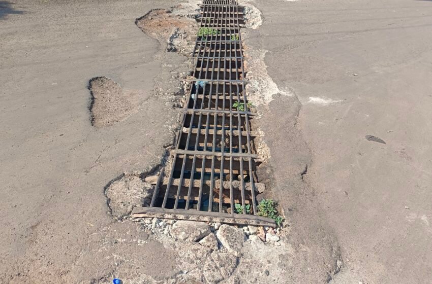  उद्यमनगर पटवर्धनवाडी रस्त्यावरील नादुरूस्त गटार जाळीला वाली कोण ?