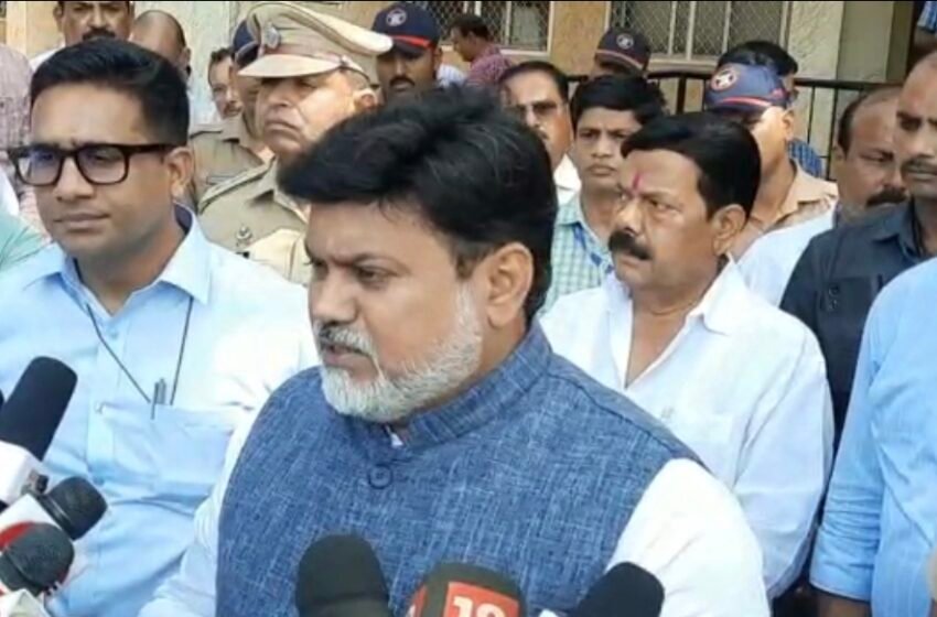 बारसूत जागा खरेदी करणाऱ्या शासकीय अधिकाऱ्यांची चौकशी – ना. सामंत