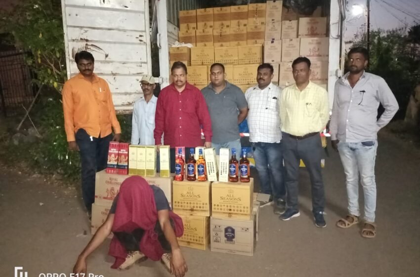 मुंबई – गोवा महामार्गावर खेड येथे गोवा बनावटीचा मोठा मद्यसाठा जप्त