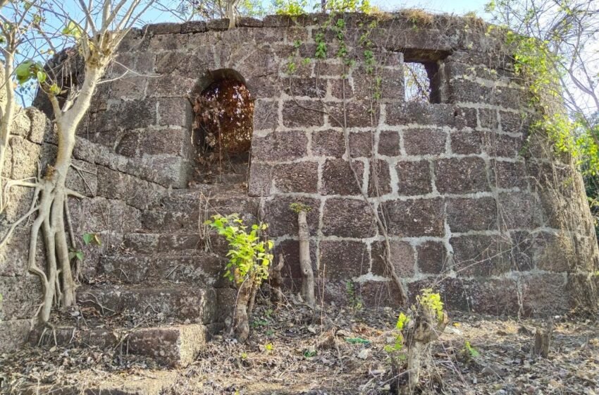 रत्नदुर्ग किल्ल्यावरील बुरूजाचे प्रवेशद्वार उजेडात