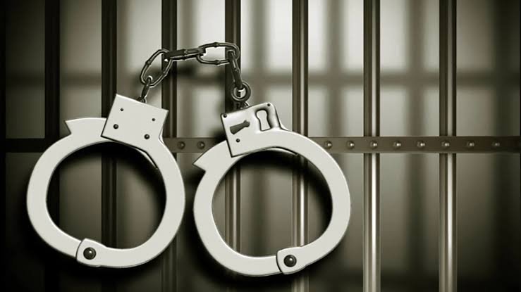 कुंपणानेच खाल्ले शेत; बँकेच्या कॅशियरकडून १ लाख ६१ हजारांचा गंडा