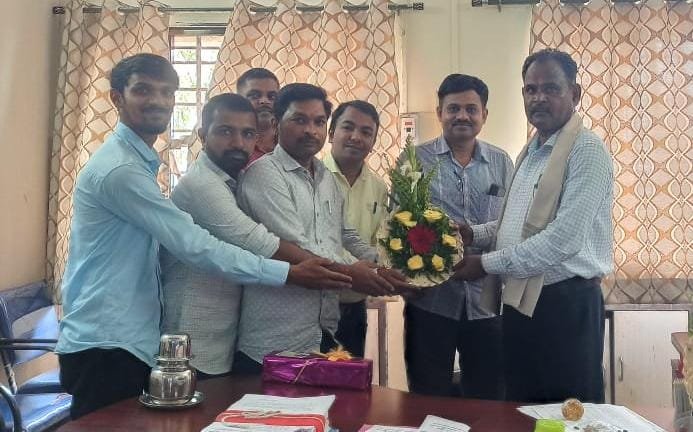 शिक्षणाधिकारी वामन जगदाळे यांचा सेवा निवृत्ती निमित्त सत्कार