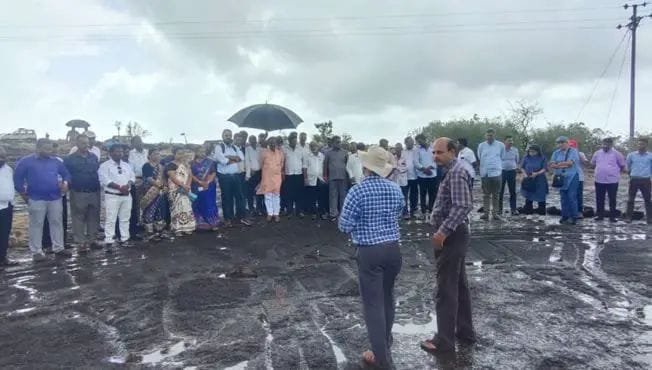 बारसू गोवळमधील कातळशिल्पांची संशोधकांकडून पाहणी