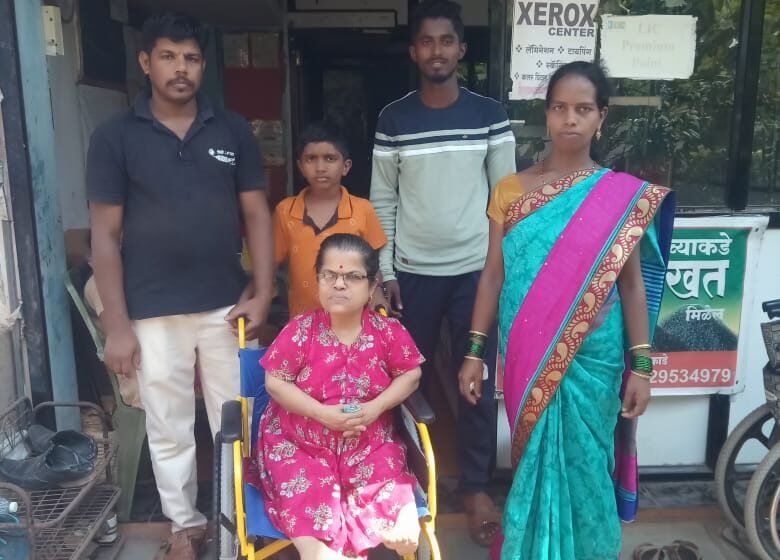 आरएचपी फाउंडेशनतर्फे सुरेखा गोलटकर यांना व्हिलचेअर प्रदान
