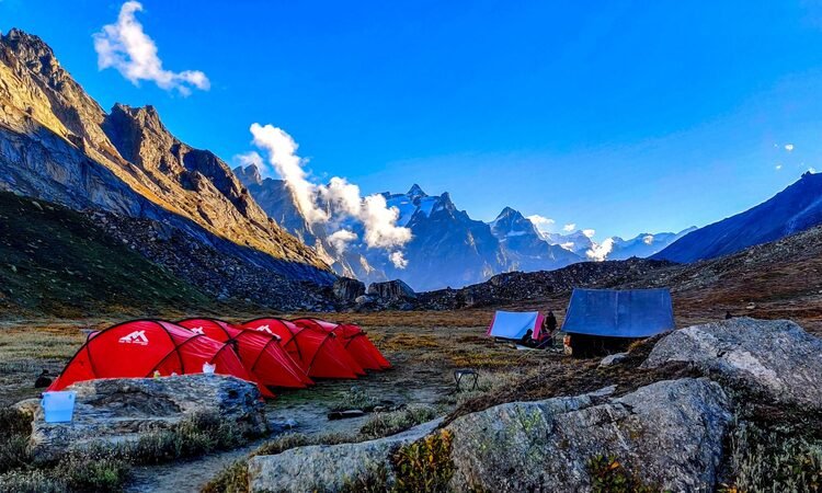 बर्फवृष्टी, कडाक्याच्या थंडीतून ‘स्वर्गारोहिणी’ ट्रेक