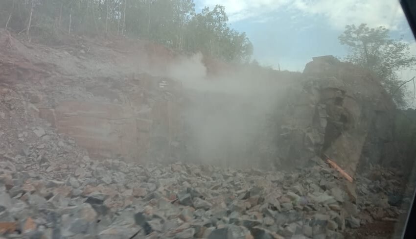 मानसकोंड येथे जे एम म्हात्रे कंपनीकडून बोरवेल ब्लास्टिंग