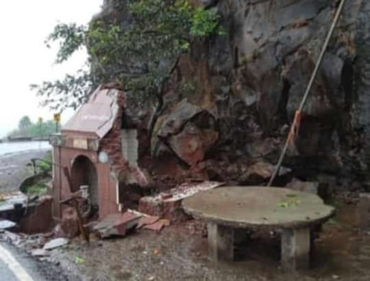 आंबा घाटातील गणपती मंदिरावर कोसळला भलामोठा दगड; गणपतीची मुर्ती सुरक्षित