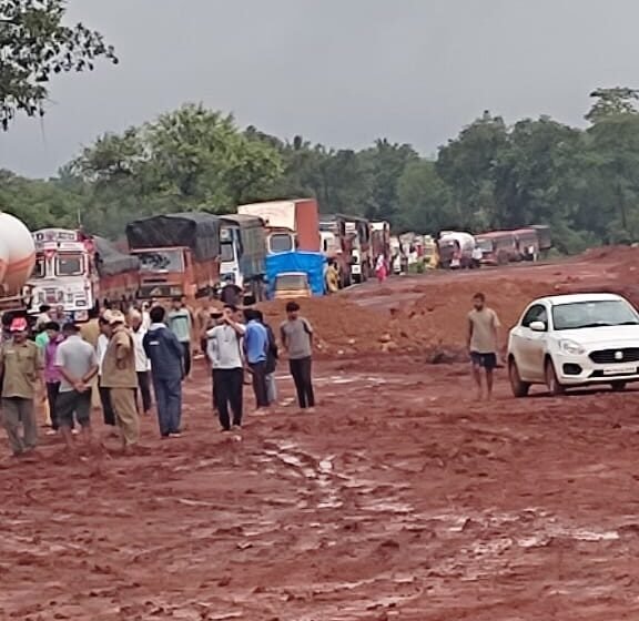  रत्नागिरी कोल्हापूर मार्गावरील वाहतूक ठप्प