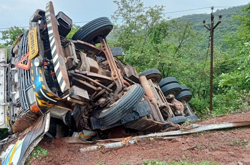 निवळी घाटात ट्रक दरीत कोसळला