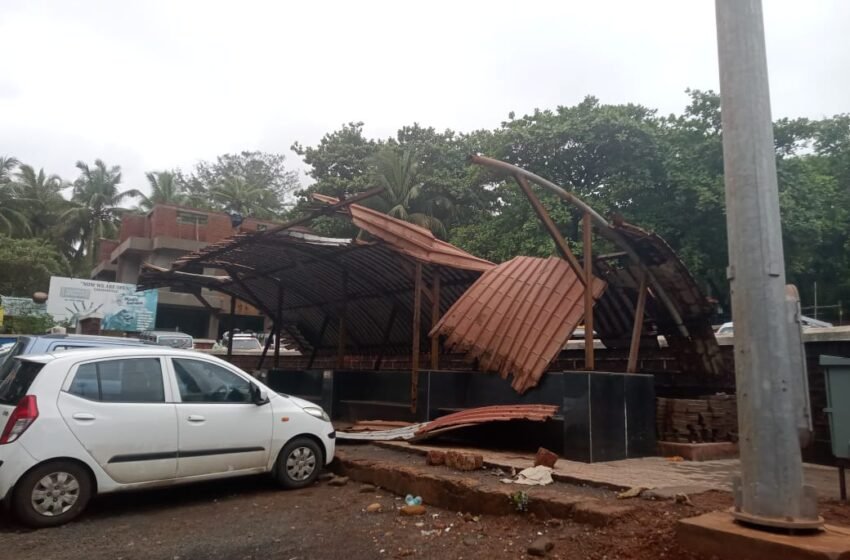  गणपतीपुळे चौकातील पिकअप शेडचे छप्पर उडाले