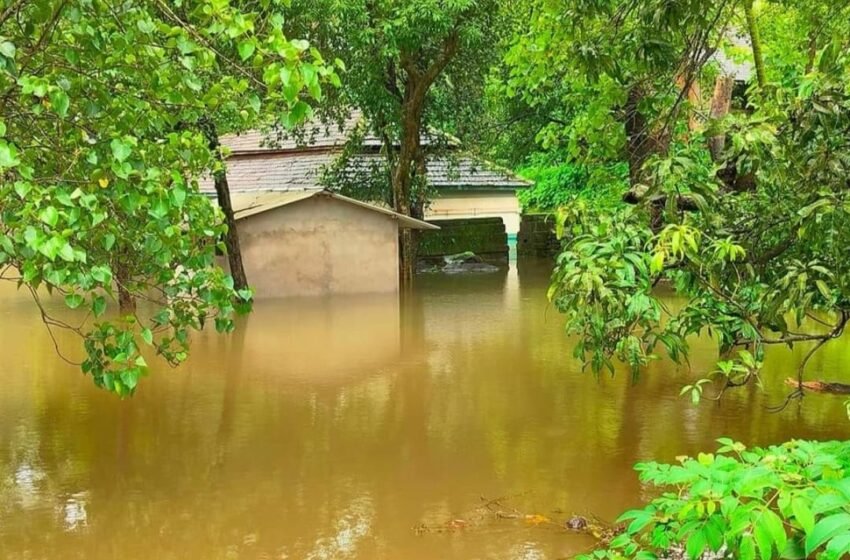 तोणदेतील मंदिराला पुराच्या पाण्याचा वेढा