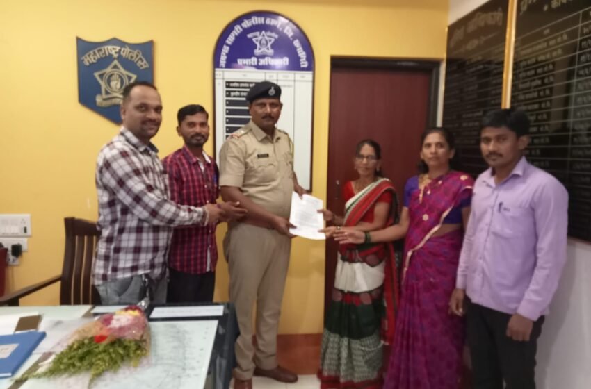  सागरी पोलीस ठाणे जयगड,सहाय्यक पोलीस निरीक्षक मा.कुलदीप पाटील यांचे पुष्पगुच्छ देऊन स्वागत.