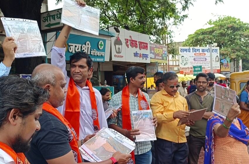 रत्नागिरी शहरातील खड्ड्याविरोधात मनसेचे अनोखे आंदोलन