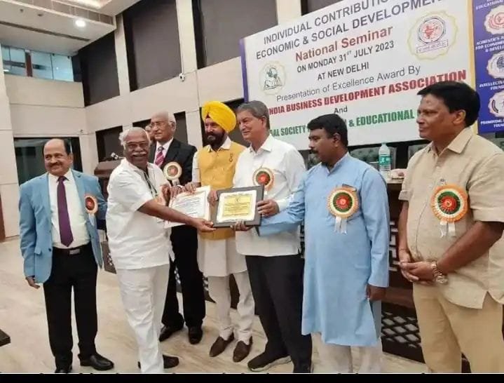 दिल्लीतील संस्थेतर्फे डॉ. तानाजीराव चोरगे सन्मानित