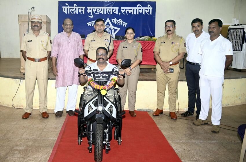 पोलिस कर्मचाऱ्याला बॅटरीवरील व्हीलचेअर प्रदान