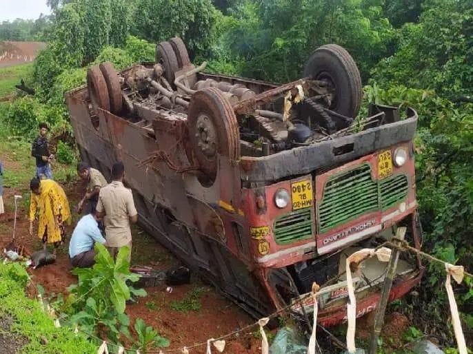  चालकाचा ताबा सुटून एसटी बसचा अपघात