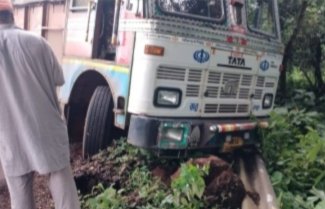 हातखंबा येथे उतारावर कंटेनरची ट्रकला धडक