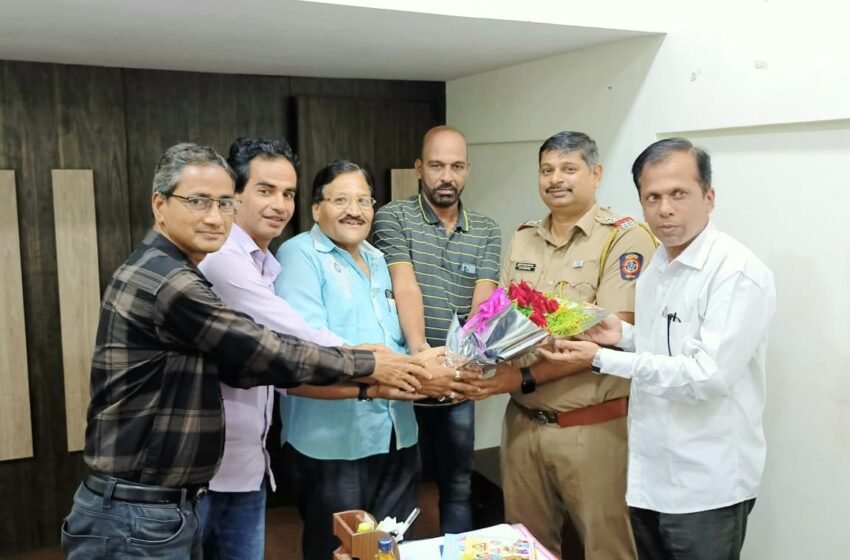 रत्नागिरी कॉंग्रेसतर्फे जिल्हा वाहतूक पोलिस निरीक्षक सुधीर घायरकर यांचे अभिनंदन
