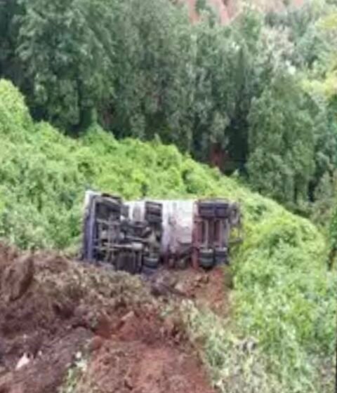  निवळी घाटात कारला धडक देऊन टँकर कोसळला दरीत