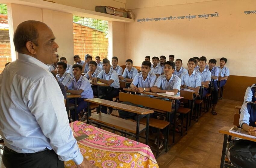 डॉ. चंद्रशेखर निमकर यांनी विद्यार्थ्यांना दिले स्वावलंबनाचे धडे