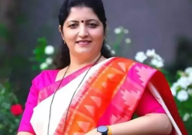  राज्य महिला आयोगाच्या अध्यक्ष रुपाली चाकणकर यांचा जिल्हा दौरा