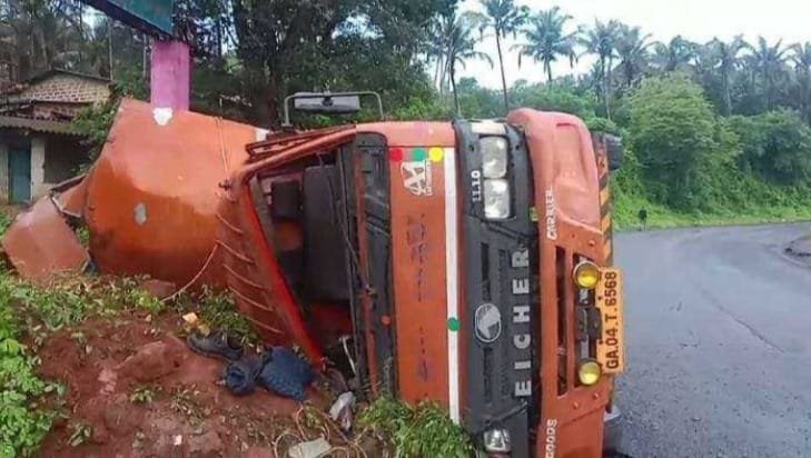 टेम्पो दरीत कोसळून चालकासह दोघे जखमी