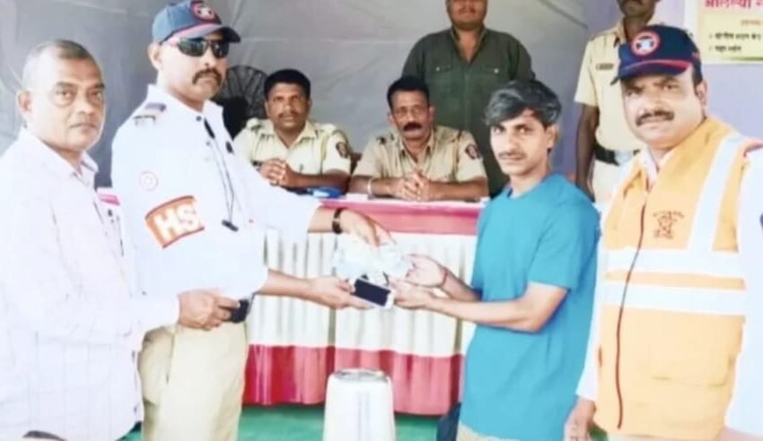 हरवलेली बॅग पोलिसांकडून मालकाला सुपूर्द