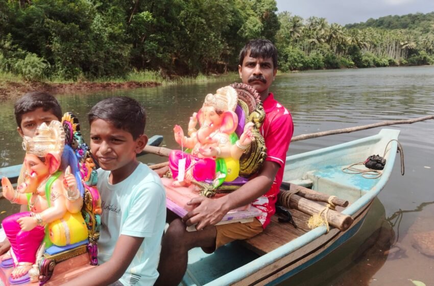 बाप्पा आगमन.. कुठे गाडीतून कुठे होडीतून!