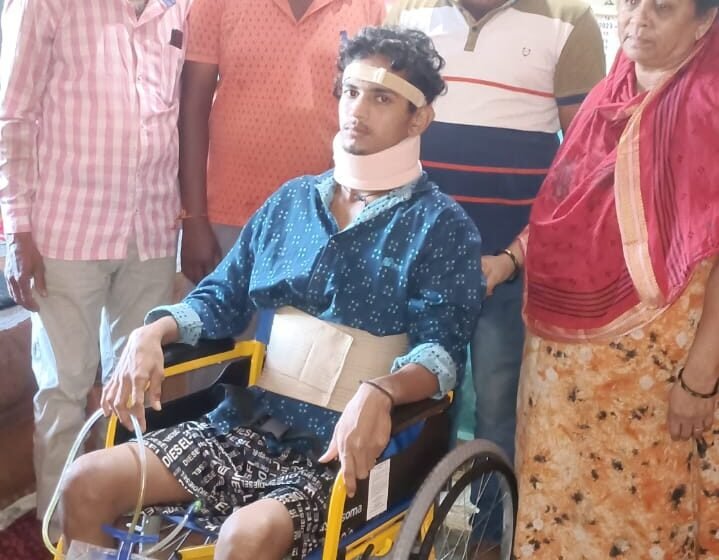 खेड लोटे घाणेकुंजमधील अपघातामध्ये अपंगत्व आलेल्या युवकाला रत्नागिरी हॅंडीकॅप पॅराप्लेजिक फाउंडेशनने दिली नवीन व्हिलचेअर