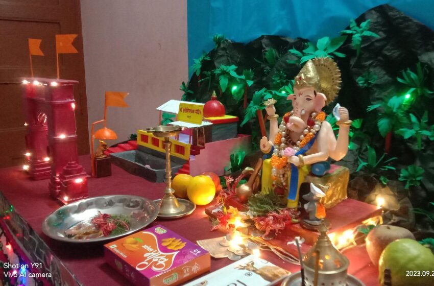 रत्नागिरीतील राजीव सप्रे यांनी गणेश मूर्तीसह झरीविनायक मंदिर भाट्येचा साकारला देखावा
