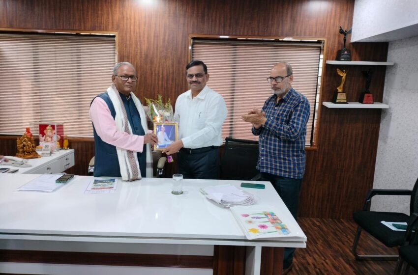 पद्मश्री दादा इदाते यांची स्वरूपानंद पतसंस्थेला सदिच्छा भेट