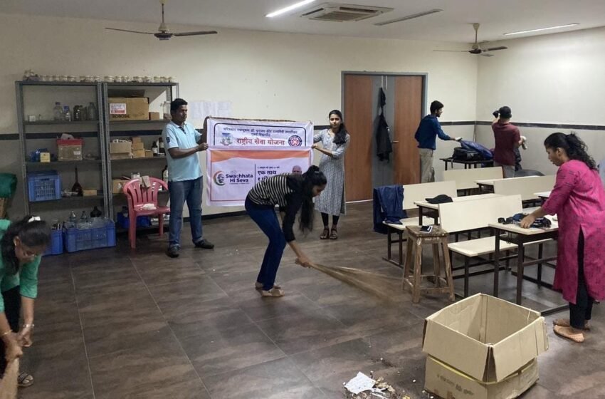 चरित्रकार पद्मभूषण डॉ धनंजय कीर रत्नागिरी उपपरिसर मुंबई विद्यापीठात स्वच्छता मोहीम.