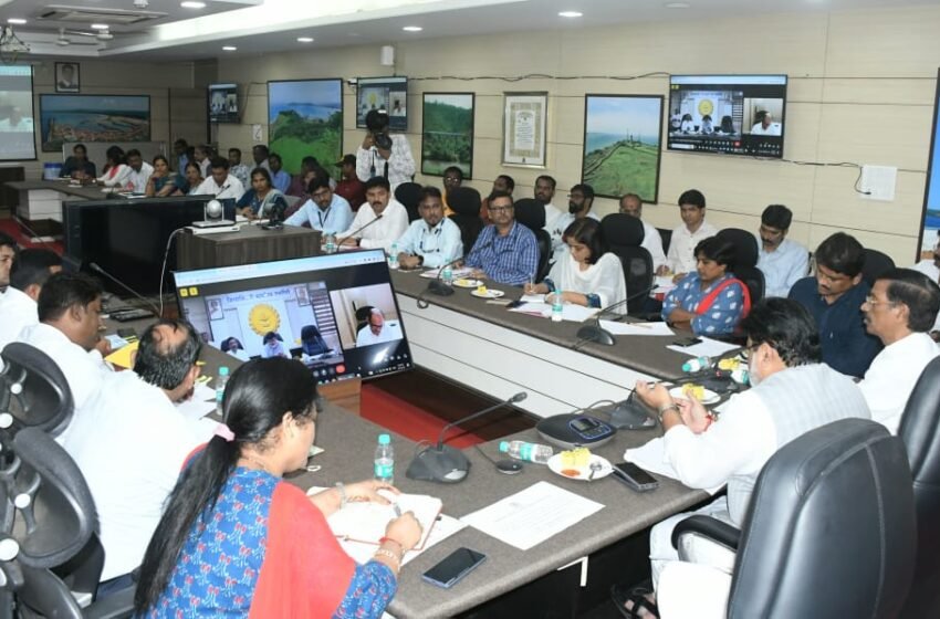 विविध लघुपाटबंधारे योजनाभूसंपादनाबाबत 15 दिवसांत मुल्यांकन करावे : पालकमंत्री उदय सामंत