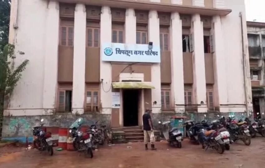 चिपळूण शहरातील नियमबाह्य जाहिरात फलक जप्त