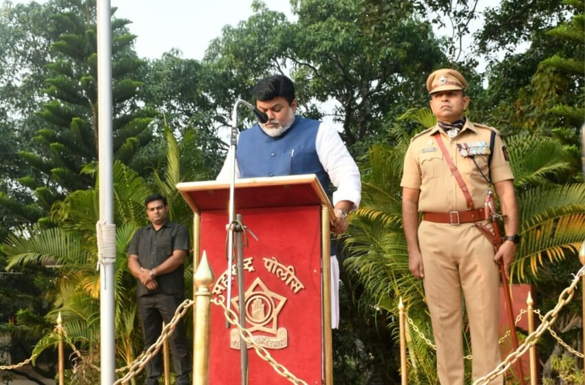 हवेत बंदूकीच्या तीन फैरी झाडून, अंतिम बिगुल वाजवून देशभरातील शहीद पोलीसांना अभिवादन