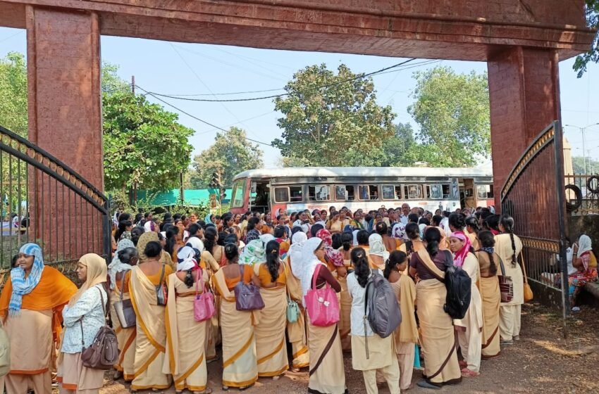  आशा नि केले जिल्हाधिकारी कार्यालया बाहेर रास्ता रोको