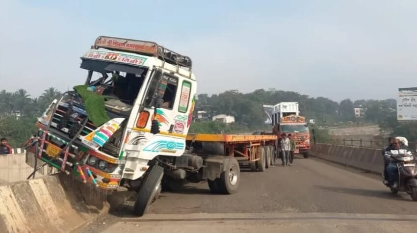 भरधाव कंटेनरची जगबुडी पुलाच्या कठड्यावर धडक