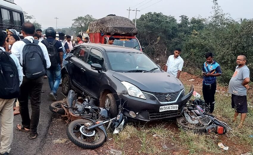 मिनीबसची 2 दुचाकीसह कारलाधडक; जीवितहानी टळली