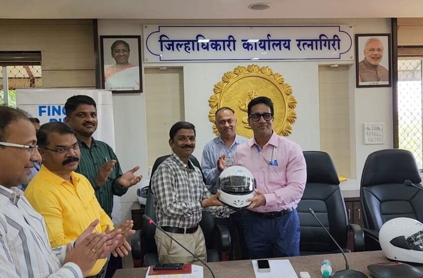 फिनोलेक्स पाईप्स, मुकुल माधव फौंडेशनकडून महसूल कर्मचाऱ्यांना हेल्मेट वाटप