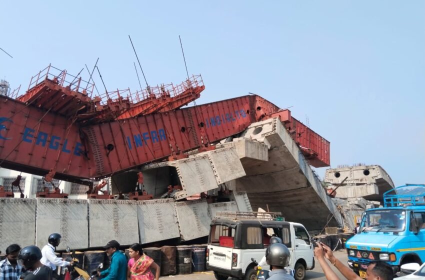 चिपळुणातील कोसळलेल्या उड्डाणपुलाचा भाग अजून तसाच