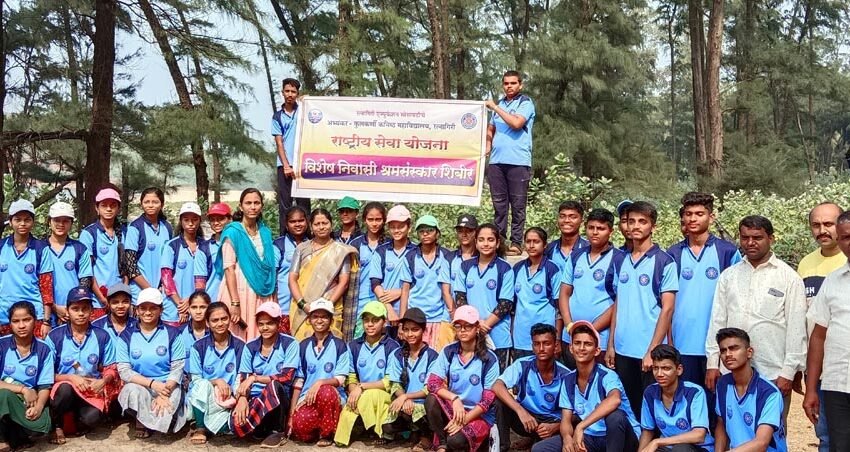 गणेशगुळे समुद्रकिनाऱ्यावरएनएसएसच्या विद्यार्थ्यांनी केली स्वच्छता