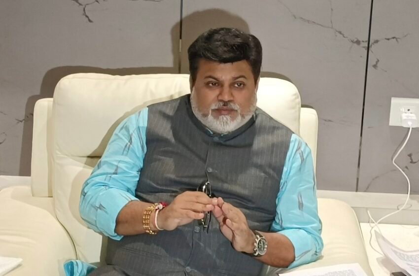 धारावी झोपडपट्टी, वाडवण बंदर विकास स्थानिकांना विश्वासात घेऊनच: ना. सामंत