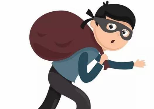 रेल्वेने प्रवास करणाऱ्या प्रवाशाची सोन्याची चेन चोरट्याने लांबवली