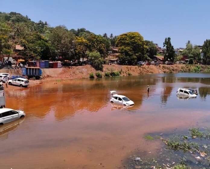राजापूरात नदीपात्रात भरतीचे पाणी शिरल्याने वाहने पाण्यात
