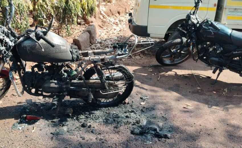 उक्षी येथे पेट्रोल ओतून अज्ञाताने पेटवल्या तीन गाड्या