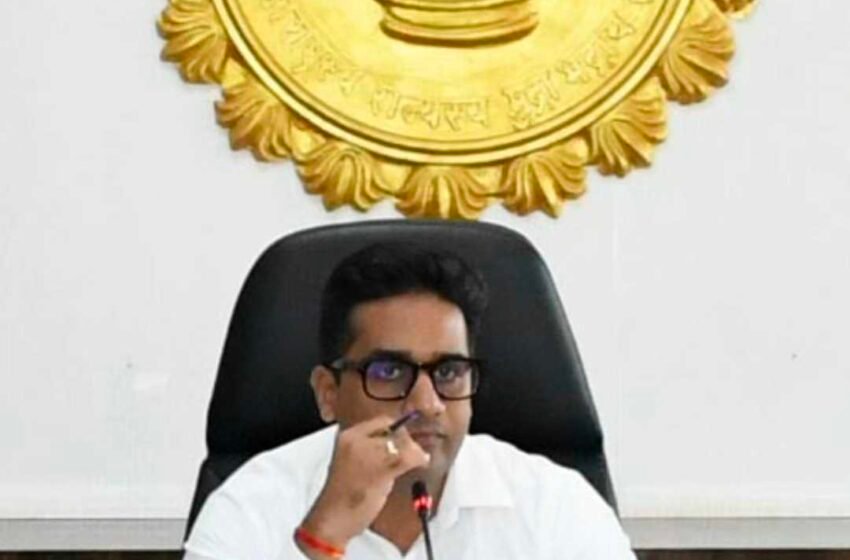 अनधिकृत, धोकादायक होर्डिंग्ज काढून टाकण्याची जिल्हाधिकाऱ्यांची सूचना