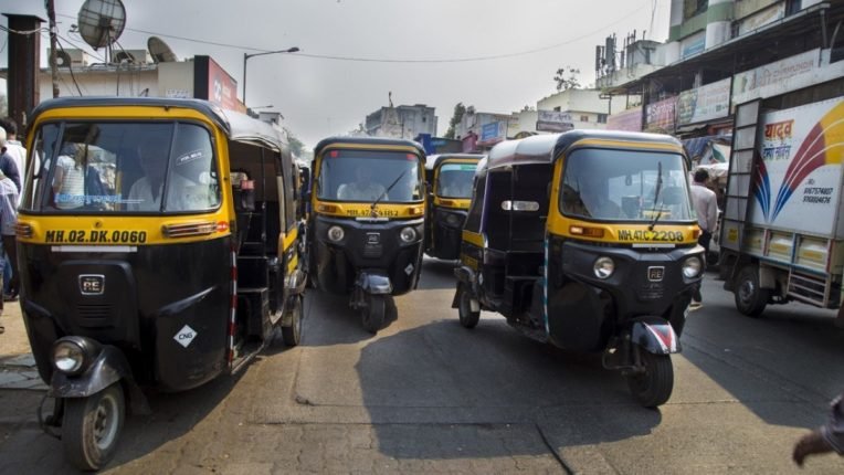 रिक्षा संघटनेच्या निवडणुकीवरील बहिष्कारास स्थगिती